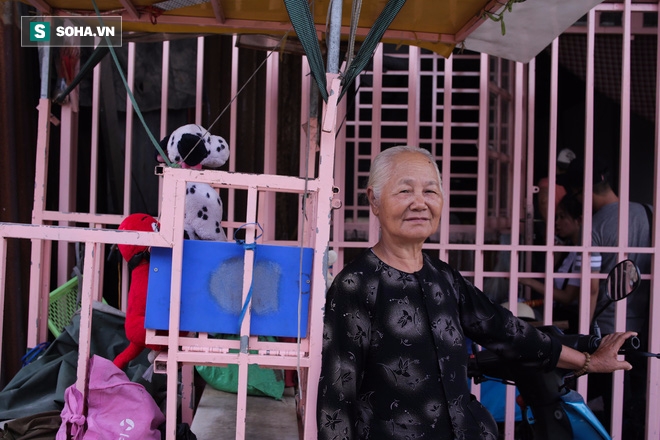 Mẹ ruột được cắt cử trông xe và hình ảnh ít ai thấy trong căn nhà của ông bố nuôi hai con teo não - Ảnh 2.