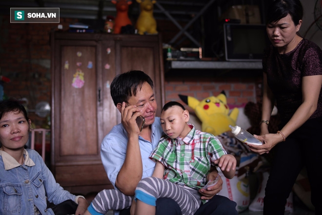 Mẹ ruột được cắt cử trông xe và hình ảnh ít ai thấy trong căn nhà của ông bố nuôi hai con teo não - Ảnh 9.