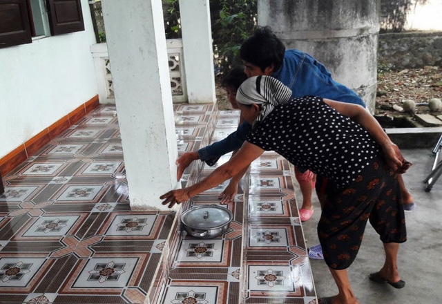  Mới đây, nền nhà của người dân ở Nghệ An đột nhiên nóng bất thường. Ảnh: Tuổi trẻ 
