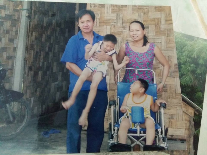 Sự thật về người mẹ để bố đơn thân nuôi 2 bé teo não ở TP.HCM - Ảnh 2.