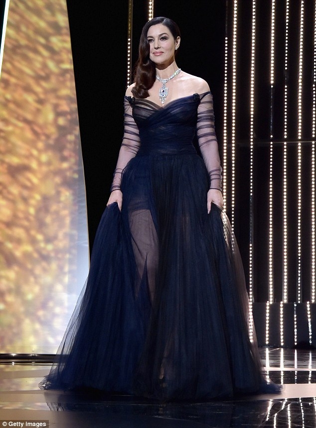 Nhan sắc đến từ nước Ý - Monica Bellucci - sở hữu vẻ quyến rũ nồng nàn, tại LHP Cannes năm nay, cô được giao nhiệm vụ là người dẫn dắt chương trình đêm khai mạc diễn ra vào tối thứ 4 vừa qua.