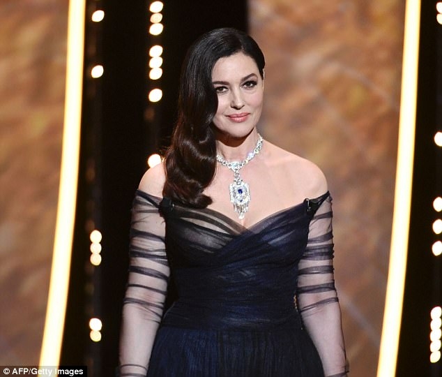 Bộ đầm mà Monica Bellucci lựa chọn cũng rất được khen ngợi bởi vẻ đẹp sang trọng, quyến rũ.