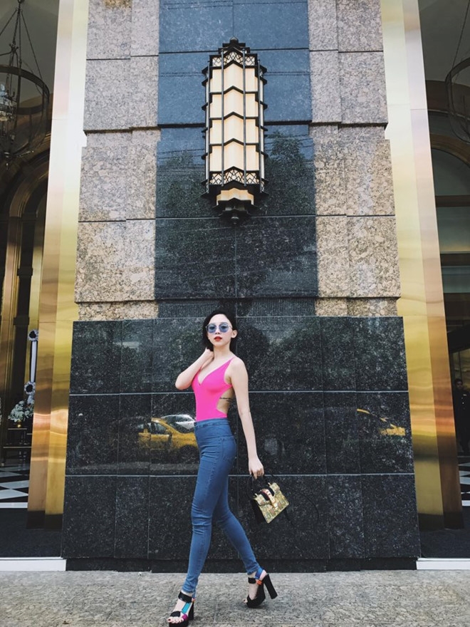 Sao Viet quay lai voi mot quan skinny khoe chan dai thang tap hinh anh 3