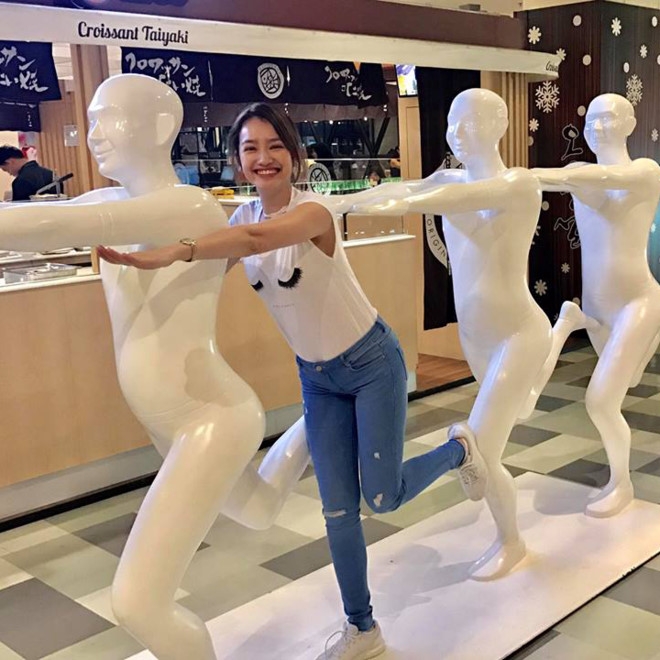 Sao Viet quay lai voi mot quan skinny khoe chan dai thang tap hinh anh 7