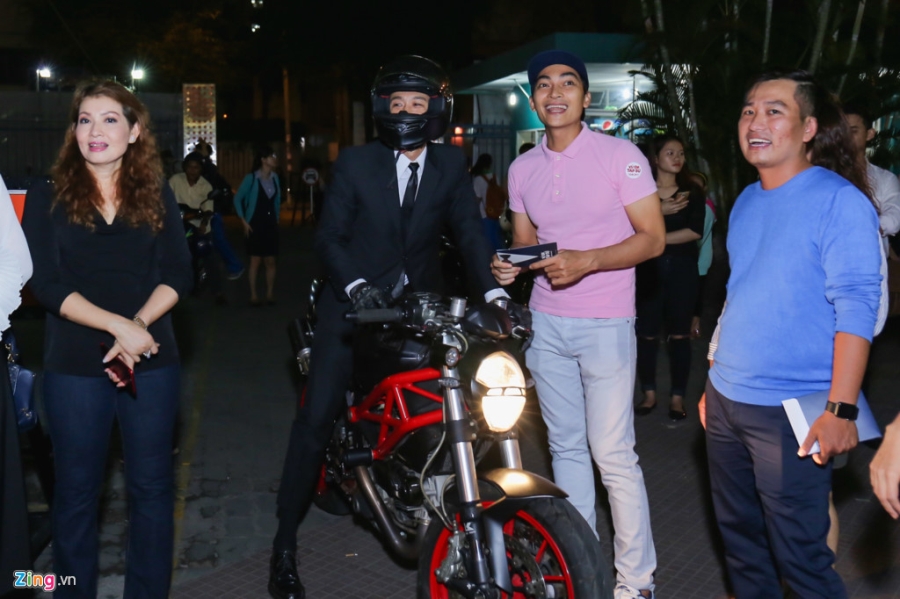 Sau tai nan, Johnny Tri Nguyen lai xe phan khoi lon di ra mat phim hinh anh 2