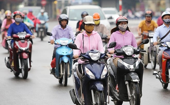 Chuyên gia thời tiết lý giải việc người Hà Nội phải mặc áo rét ra đường giữa... mùa hè