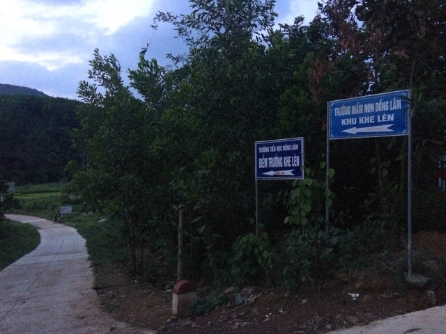 Con đường nhỏ dẫn đến thôn Khe Lèn – nơi cặp “vợ già chồng trẻ” sinh sống. Ảnh: T.G