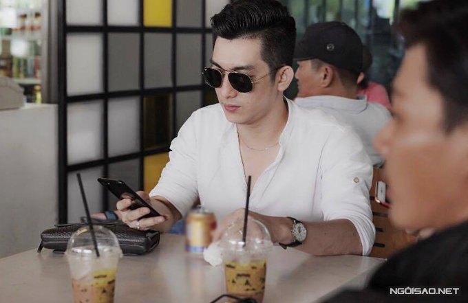 bao-duy-va-ban-gai-moi-bi-bat-gap-quan-quyt-o-san-bay-1