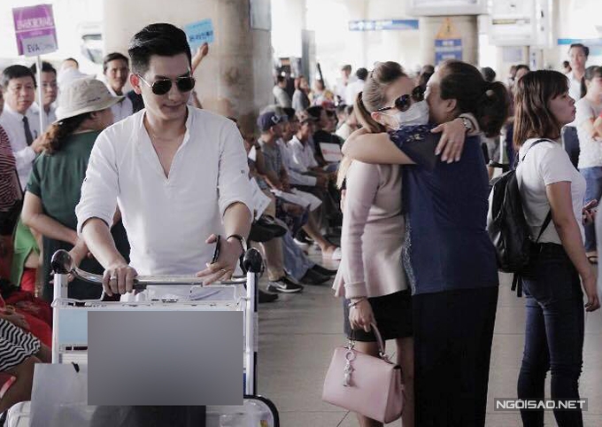 bao-duy-va-ban-gai-moi-bi-bat-gap-quan-quyt-o-san-bay-2