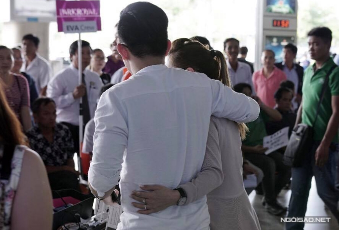 bao-duy-va-ban-gai-moi-bi-bat-gap-quan-quyt-o-san-bay-4