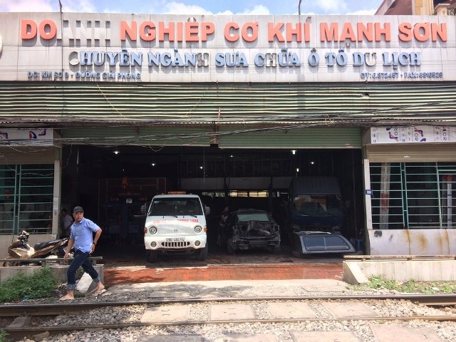  Chiếc xe cứu hộ đưa phương tiện gặp nạn đến gara Mạnh Sơn sửa chữa. Ảnh: T.G 