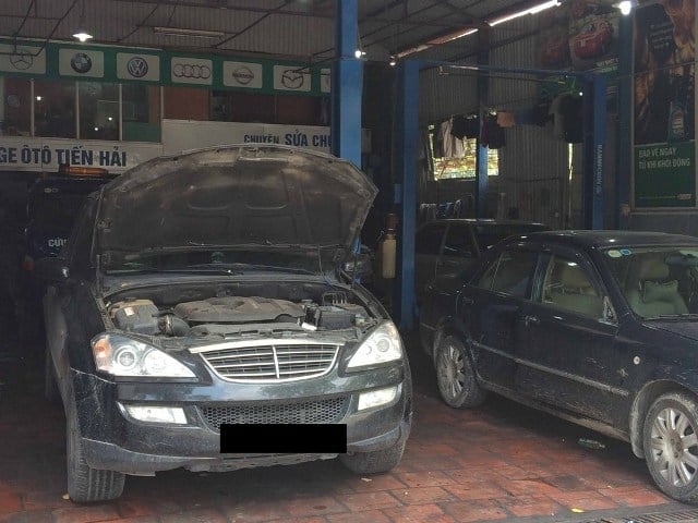  Một chiếc ô tô hư hỏng mới được đưa vào gara Mạnh Sơn - cơ sở 2 trên đường Láng (Cầu Giấy - Hà Nội). 