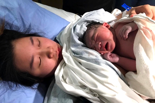 Dương Ngọc Thái khi con chào đời, bé khóc rất nhiều. Anh phải liên tục nói Ba thương để dỗ con.