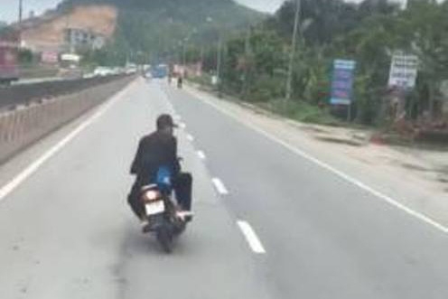  Hai thanh niên đầu trần, lạng lách, đánh võng không cho phương tiện phía sau vượt lên. Ảnh: cắt từ clip 