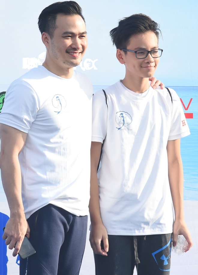Chi Bao lan dau dua con trai di du su kien hinh anh 1