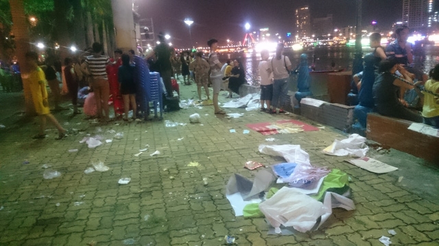 Rác thải tràn lan hai bên bờ sông Hàn