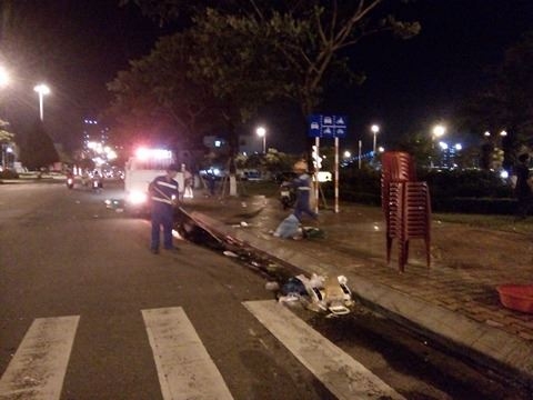 Công nhân vất vả thu gom rác sau cuộc thi