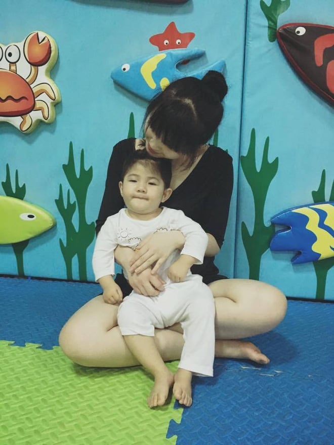 Em bé Lào Cai Yến Nhi đã tròn 2 tuổi, đáng yêu như thiên thần trong tiệc sinh nhật hồng - Ảnh 8.