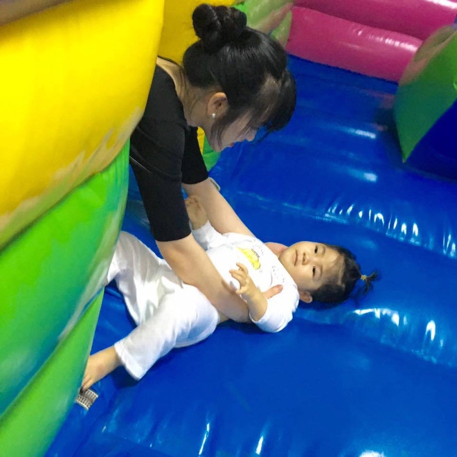Em bé Lào Cai Yến Nhi đã tròn 2 tuổi, đáng yêu như thiên thần trong tiệc sinh nhật hồng - Ảnh 12.