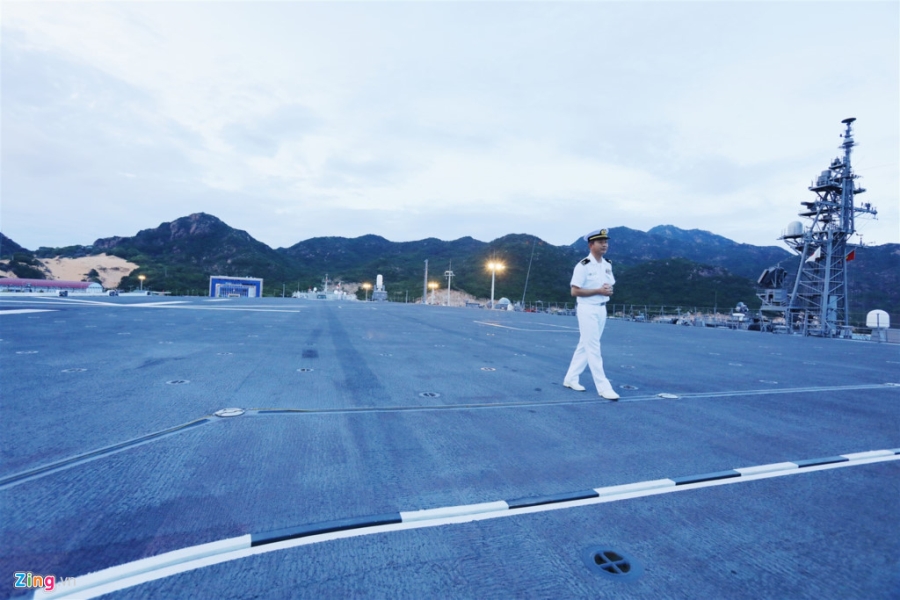 Uy luc tau san bay lon nhat cua Nhat dang dau o Cam Ranh hinh anh 9