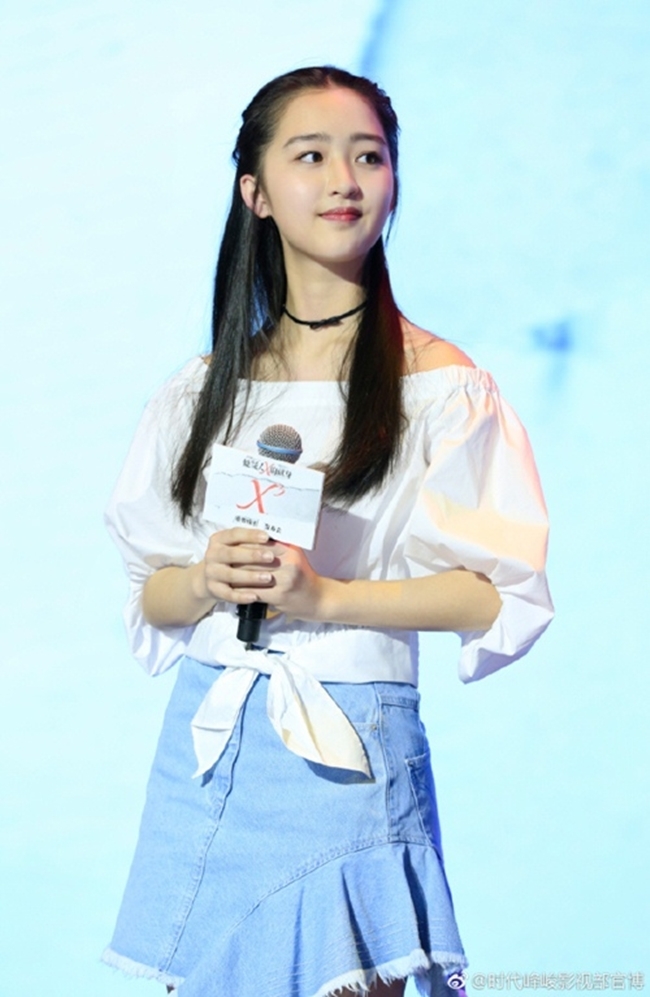 “Phía sau nghi can X”  kể về màn đấu trí căng thẳng giữa thiên tài tâm lý học Đường Xuyên (Vương Khải) và tên sát thủ Thạch Hoằng (Trương Lỗ Nhất). Ngoài màn cân não gay cấn giữa hai nhân vật chính, phim còn miêu tả cuộc sống của hai mẹ con Trần Tinh (Lâm Tâm Như) và cô con gái Trần Hiểu Hân (Đặng Ân Hy).