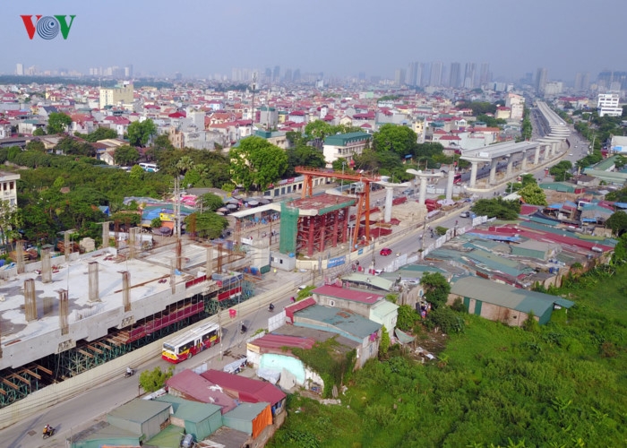 Các thanh dầm đầu tiên được lắp đặt là một trong 21 loại dầm khác nhau, dài từ 11,7 đến 25 m, cao 1,8 m, bề rộng bản đáy 5,2 m, đỉnh dầm 5,5 m, nặng từ 70 - 150 tấn.