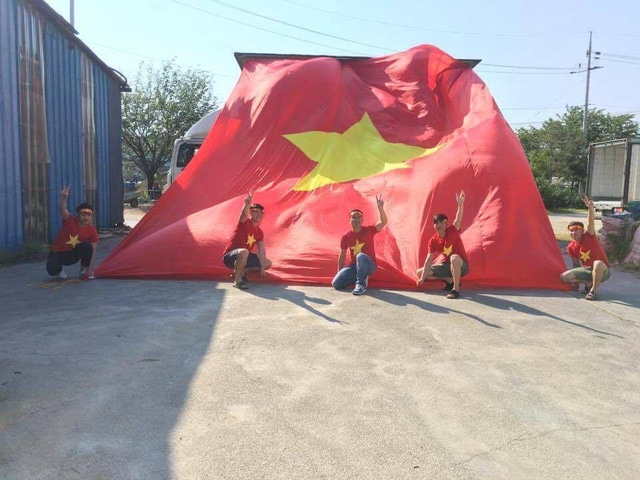  CĐV Việt Nam mang đại kỳ tiếp lửa thầy trò HLV Hoàng Anh Tuấn ở Hàn Quốc 