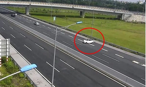 Chạy ngược chiều trên cao tốc, nữ tài xế bị phạt 7 triệu đồng