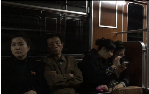 cuoc-song-cua-nguoi-trieu-tien-duoi-lenh-cam-van-1