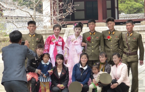 cuoc-song-cua-nguoi-trieu-tien-duoi-lenh-cam-van-3