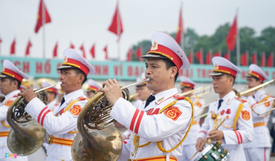 Dai bieu Quoc hoi vieng Chu tich Ho Chi Minh hinh anh 2