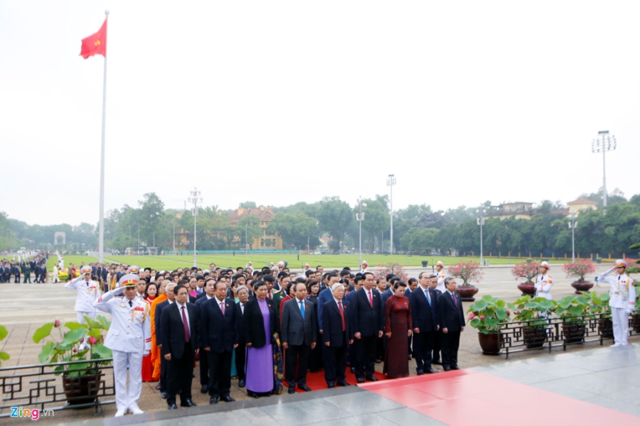 Dai bieu Quoc hoi vieng Chu tich Ho Chi Minh hinh anh 5