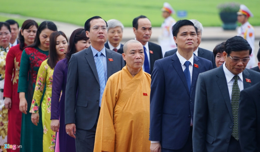 Dai bieu Quoc hoi vieng Chu tich Ho Chi Minh hinh anh 8