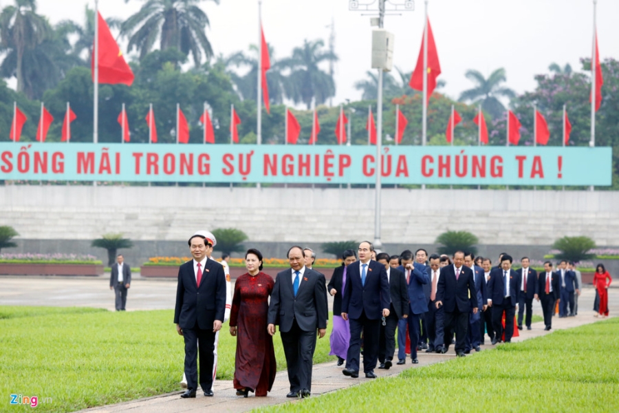 Dai bieu Quoc hoi vieng Chu tich Ho Chi Minh hinh anh 9