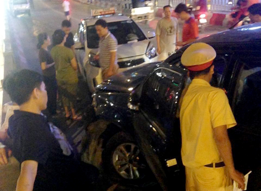 Ford Escape tong lien hoan tren cau vuot hinh anh 2