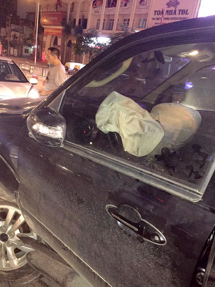 Ford Escape tong lien hoan tren cau vuot hinh anh 3