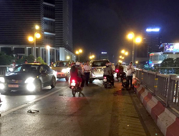 Ford Escape tong lien hoan tren cau vuot hinh anh 5