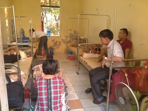 ha noi: nu sinh hoc vien ngan hang tu vong do sot xuat huyet - 1