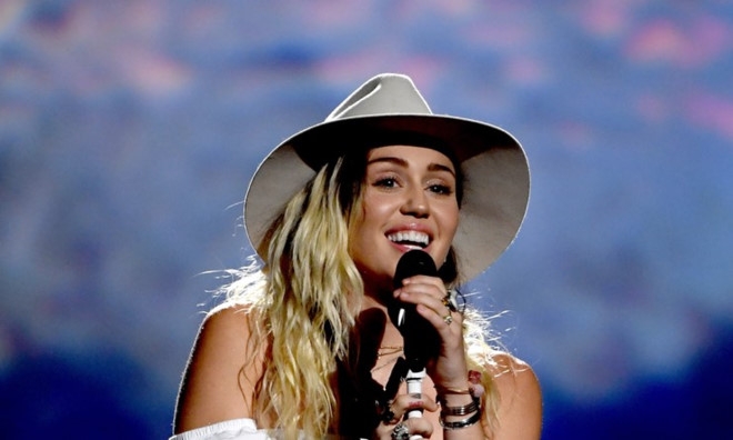 Miley Cyrus bat khoc khi bieu dien tai le trao giai Billboard 2017 hinh anh 1
