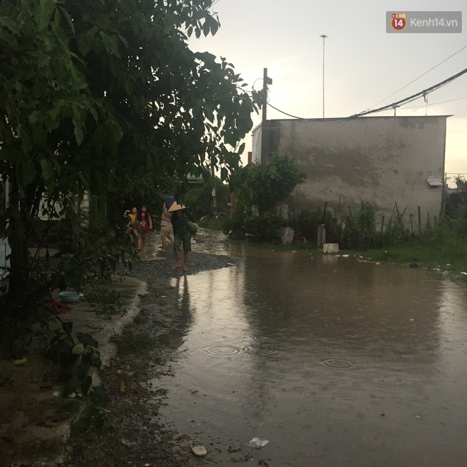 Người cha có 2 con bại não bất ngờ phát gạo từ thiện cho người dân nghèo ở xung quanh - Ảnh 9.