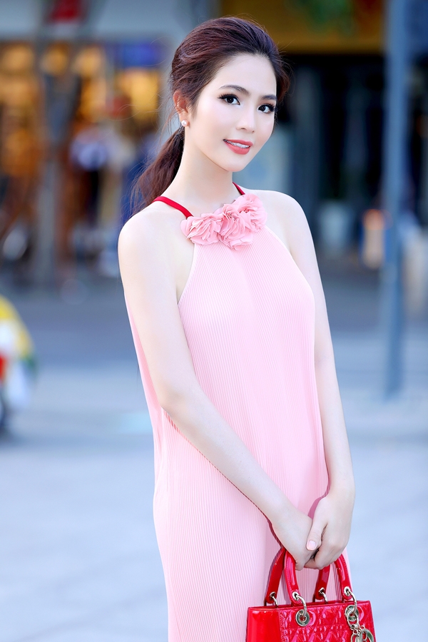 nguoi-dep-duong-kim-anh-dien-vay-day-goi-cam-ra-pho-4