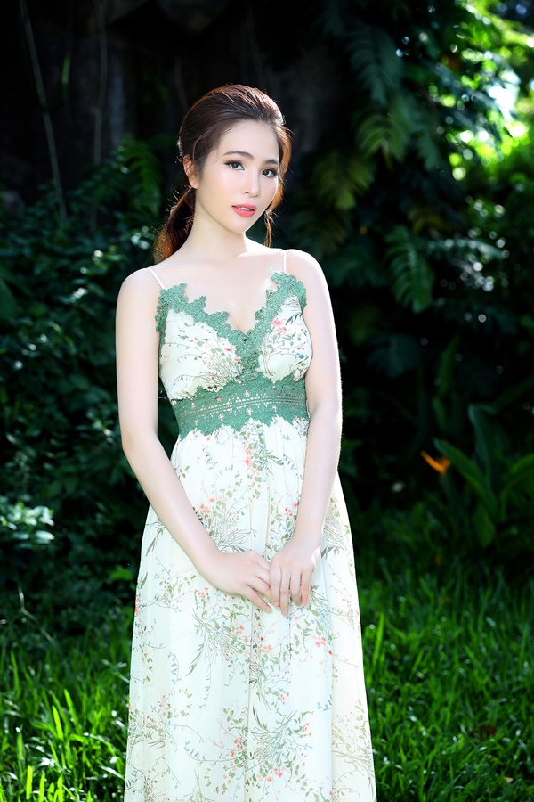 nguoi-dep-duong-kim-anh-dien-vay-day-goi-cam-ra-pho-5