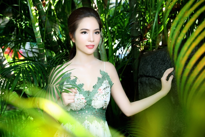 nguoi-dep-duong-kim-anh-dien-vay-day-goi-cam-ra-pho-6