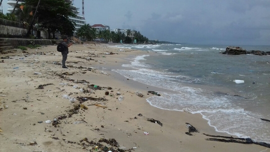 Phú Quốc: Mưa to, rác tràn ngập bãi biển Dinh Cậu - Ảnh 2.