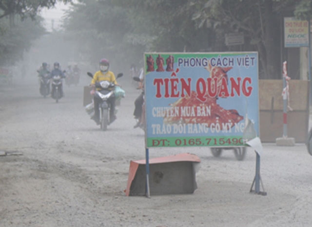 quang ngai: dan dung rao tren duong dang thi cong vi xe chay gay bui hinh anh 1