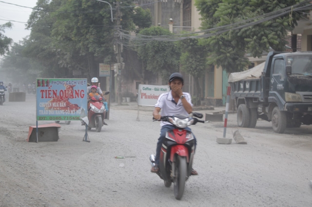quang ngai: dan dung rao tren duong dang thi cong vi xe chay gay bui hinh anh 2