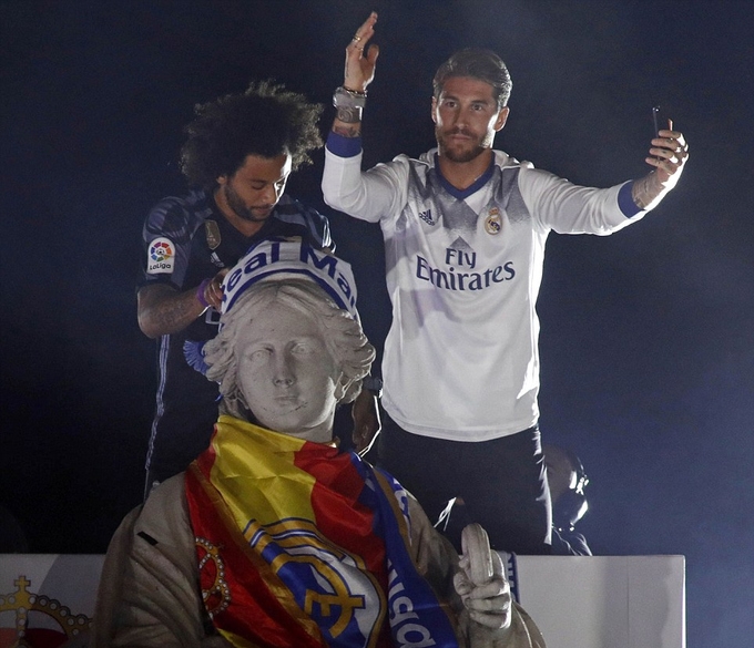 Real Madrid mở hội giữa đêm mừng chức vô địch La Liga