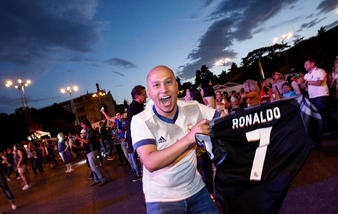 Real Madrid mở hội giữa đêm mừng chức vô địch La Liga