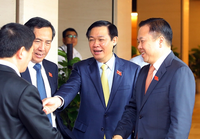 Phó Thủ tướng Vương Đình Huệ gặp gỡ, trao đổi với các đại biểu Quốc hội bên hành lang Quốc hội phiên khai mạc (ảnh: Việt Hưng)