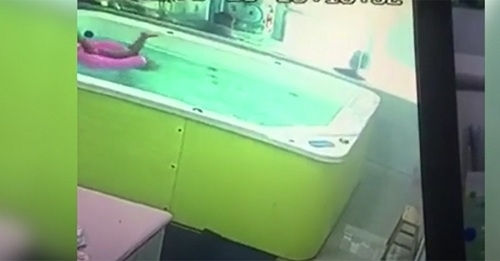 72 giây vùng vẫy ngộp thở trong bồn tắm, cậu bé suýt chết, cha mẹ ngồi ngay cạnh không biết - Ảnh 1